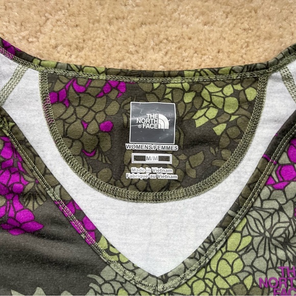 Lot of 2 The North Face Women’s Colorful Print Tee Shirts - M - VGUC - Stretch - Picture 4 of 13
